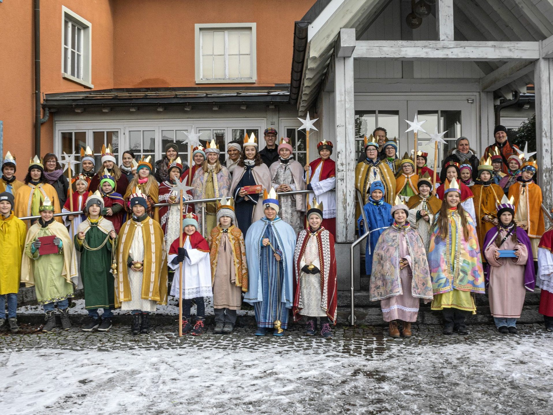 Die Sternsinger und ihre Begleitpersonen vor dem Start am 3. Jänner Die Sternsinger und ihre Begleitpersonen vor dem Start am 3. Jänner