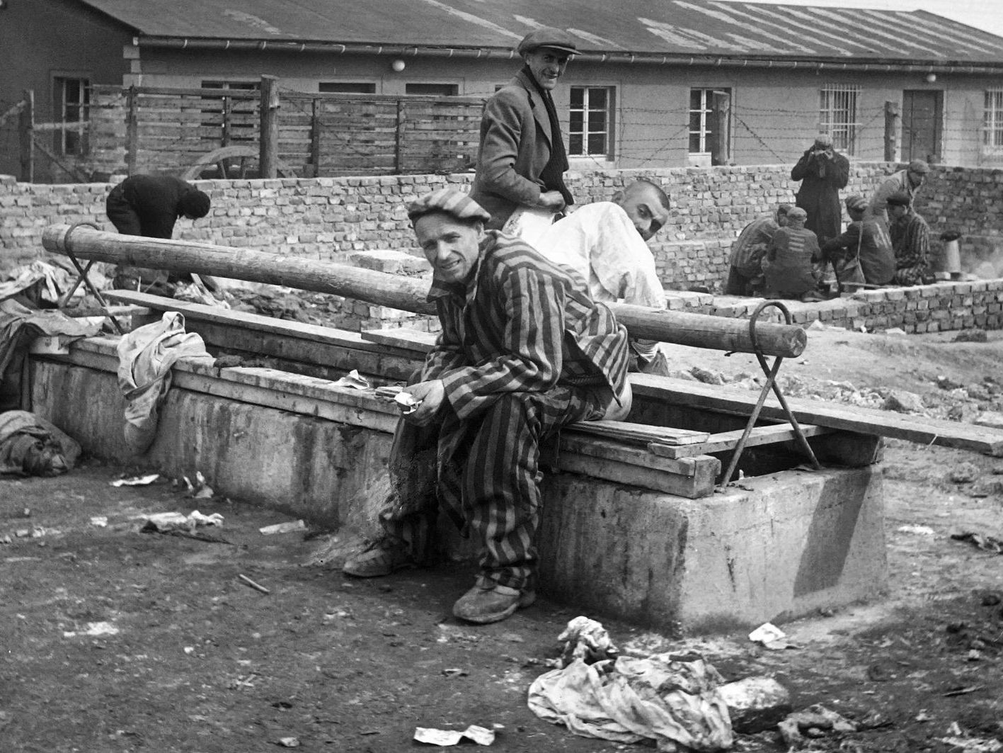 Das Foto zeigt Überlebende des Konzentrationslagers Buchenwald im April 1945.