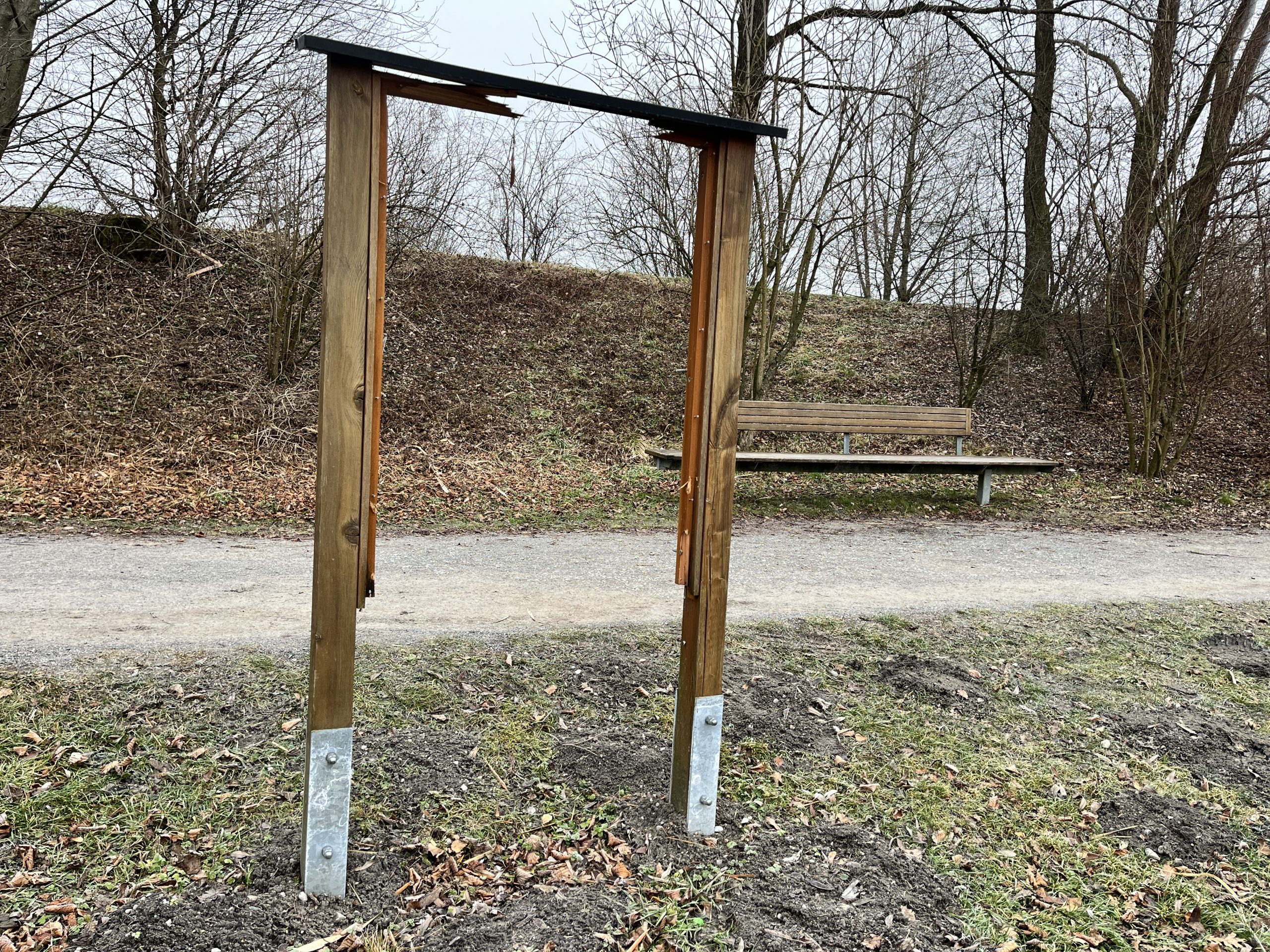 Auch hier wurde mutwillig eine Tafel zerstört.