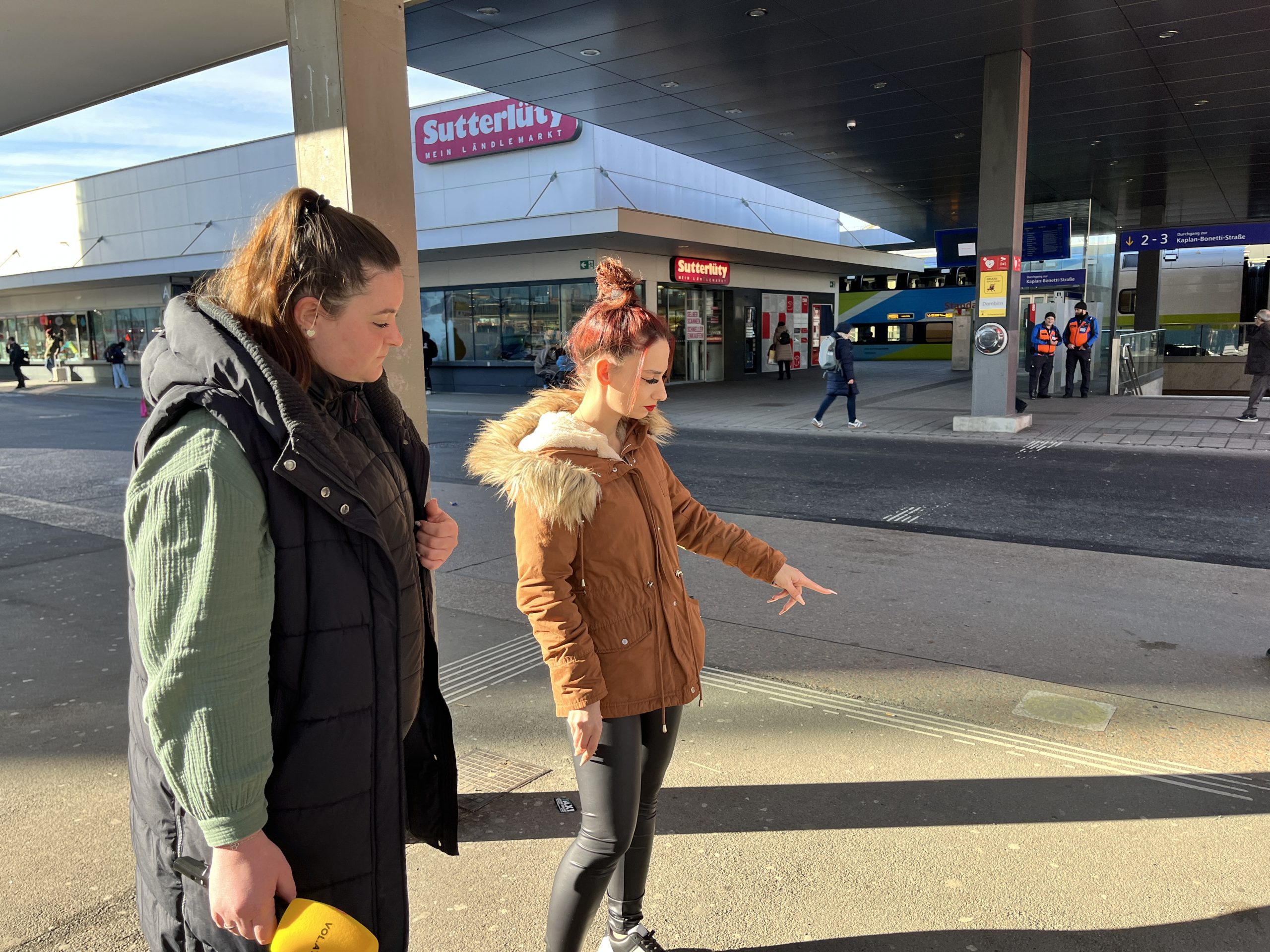 VOL.AT traf Ana am Bahnhof.