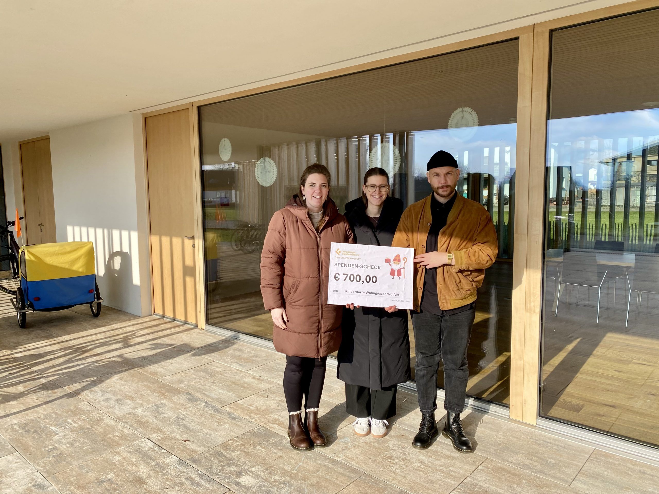 Übergabe an die Leitung der Wohngruppe Wolfurt: Anna Natter, Melina Kirschner und Daniel Žamut. Übergabe an die Leitung der Wohngruppe Wolfurt: Anna Natter, Melina Kirschner und Daniel Žamut.