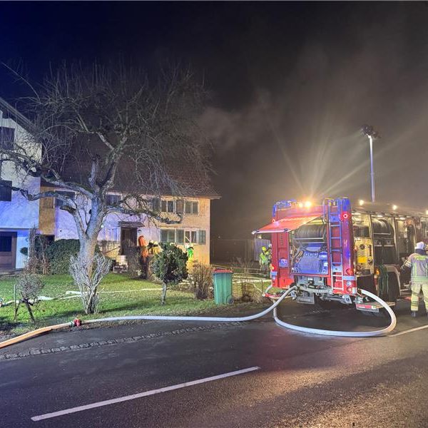 Am frühen Mittwochmorgen brach ein Feuer in einem Altacher Wohnhaus aus.