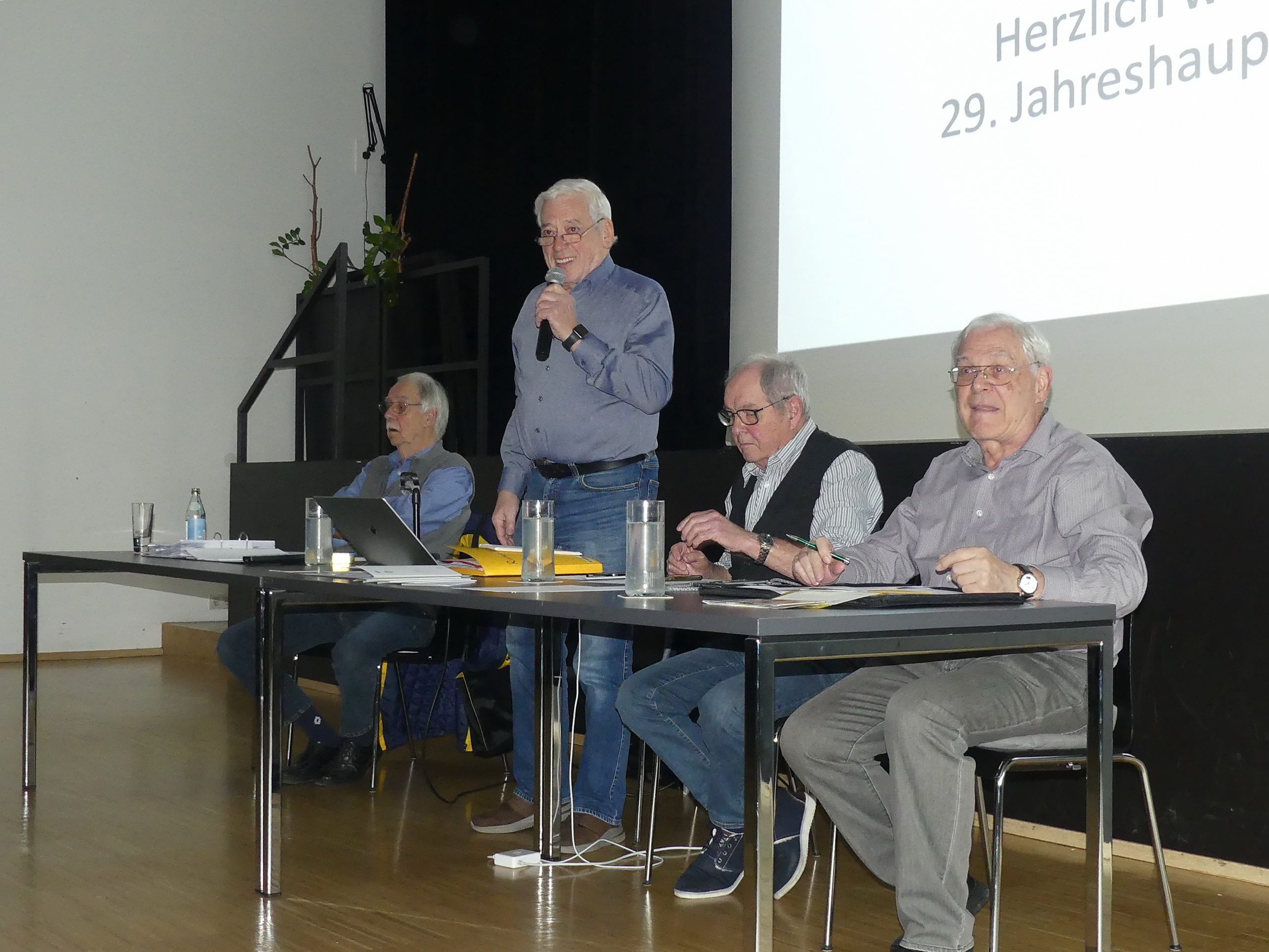 Obmann Walter Ellensohn begrüßt die Seniorionnen und Senioren Obmann Walter Ellensohn begrüßt die Seniorionnen und Senioren
