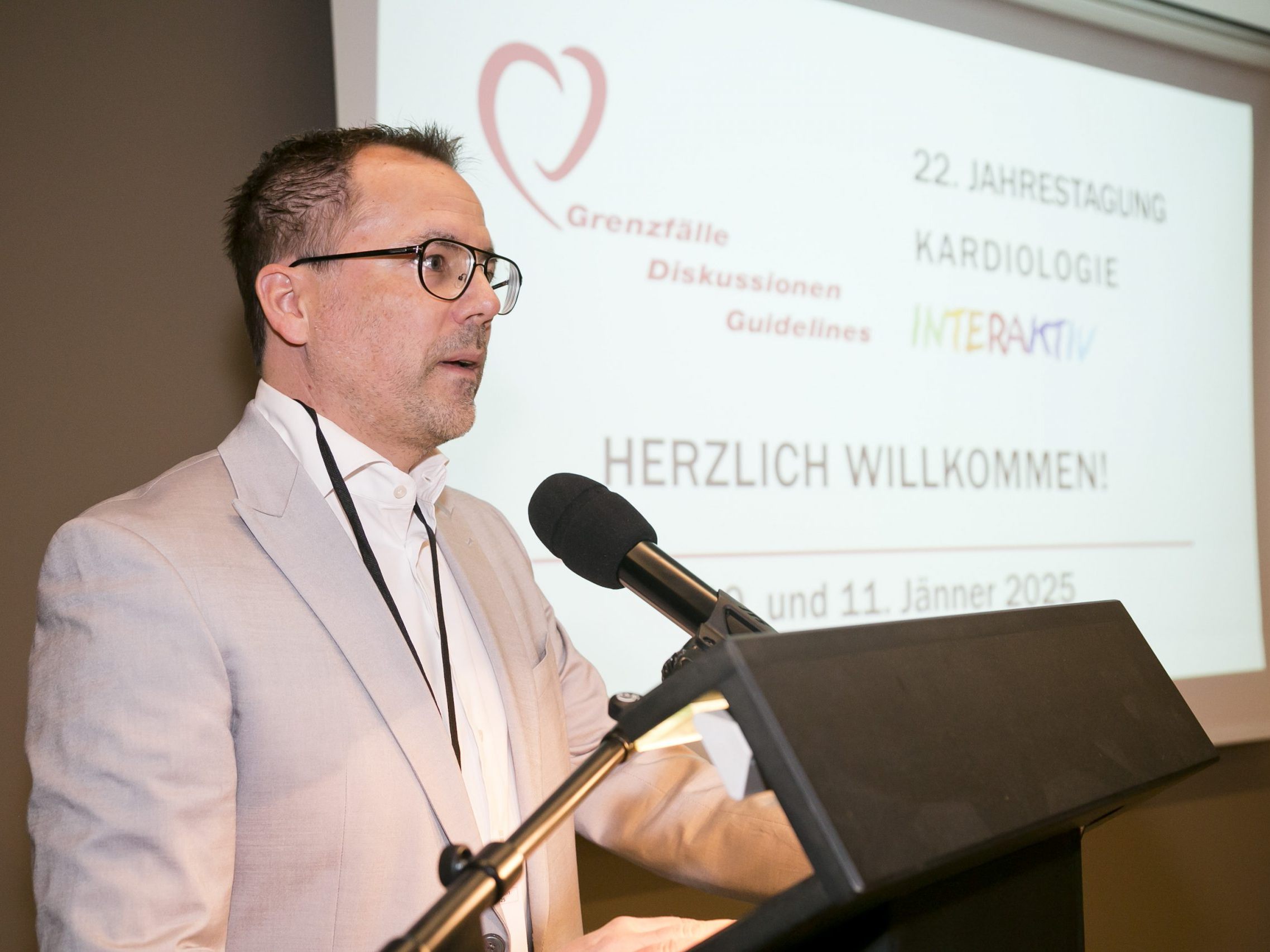 Die wissenschaftliche Leitung der Jahrestagung Kardiologie Interaktiv (v.l.n.r.): Prim. Priv.-Doz. Dr. Matthias Frick (LKH Feldkirch), Prim. a.D. MR Univ.-Prof. Dr. Hans-Joachim Nesser (Ordensklinikum der Elisabethinen, Linz), Prim. Univ.-Prof. Dr. Kurt Huber (Klinik Ottakring, Wien), Prim. Priv.-Doz. Dr. Hannes Alber (Klinikum Klagenfurt), Prim. Priv.-Doz. Dr. Martin Martinek (Ordensklinikum der Elisabethinen, Linz). Die wissenschaftliche Leitung der Jahrestagung Kardiologie Interaktiv (v.l.n.r.): Prim. Priv.-Doz. Dr. Matthias Frick (LKH Feldkirch), Prim. a.D. MR Univ.-Prof. Dr. Hans-Joachim Nesser (Ordensklinikum der Elisabethinen, Linz), Prim. Univ.-Prof. Dr. Kurt Huber (Klinik Ottakring, Wien), Prim. Priv.-Doz. Dr. Hannes Alber (Klinikum Klagenfurt), Prim. Priv.-Doz. Dr. Martin Martinek (Ordensklinikum der Elisabethinen, Linz).