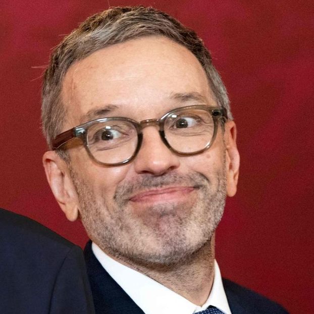 Die FPÖ schießt auf allen Ebenen gegen Nehammer und Van der Bellen.