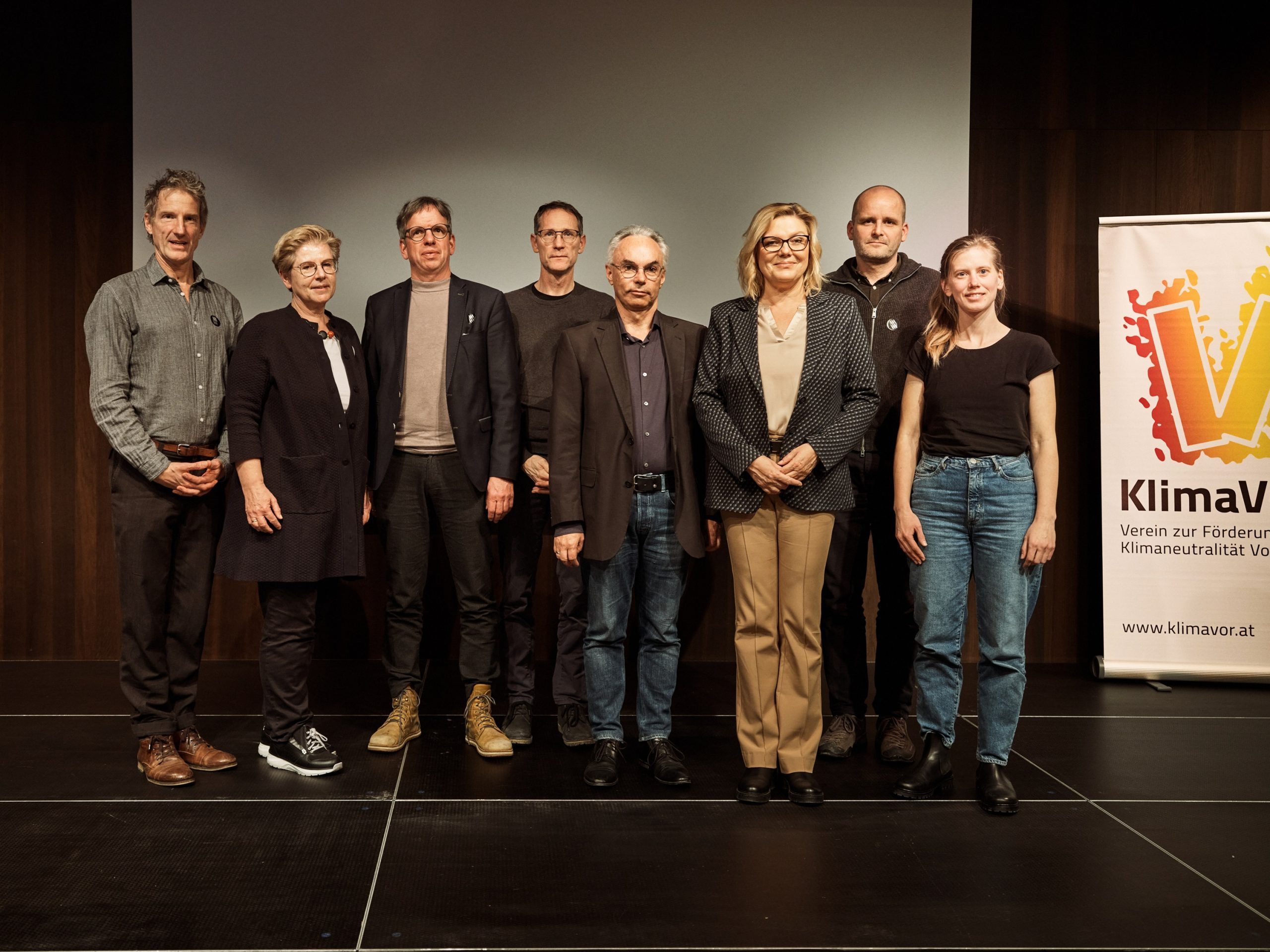 Die Klimakampagne Vorarlberg vernetzt rund 40 Organisationen der Zivilgesellschaft. Gastrednerin Kathrin Stainer-Hämmerle (Dritte von rechts) mit den Mitinitiator:innen der Klimakampagne Vorarlberg. Die Klimakampagne Vorarlberg vernetzt rund 40 Organisationen der Zivilgesellschaft. Gastrednerin Kathrin Stainer-Hämmerle (Dritte von rechts) mit den Mitinitiator:innen der Klimakampagne Vorarlberg.
