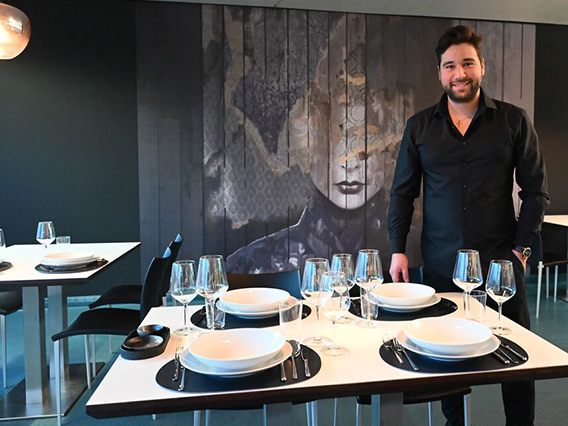 Leonel Alejandro Dias Cuba ist Chefkoch im EHC Restaurant Leonel Alejandro Dias Cuba ist Chefkoch im EHC Restaurant