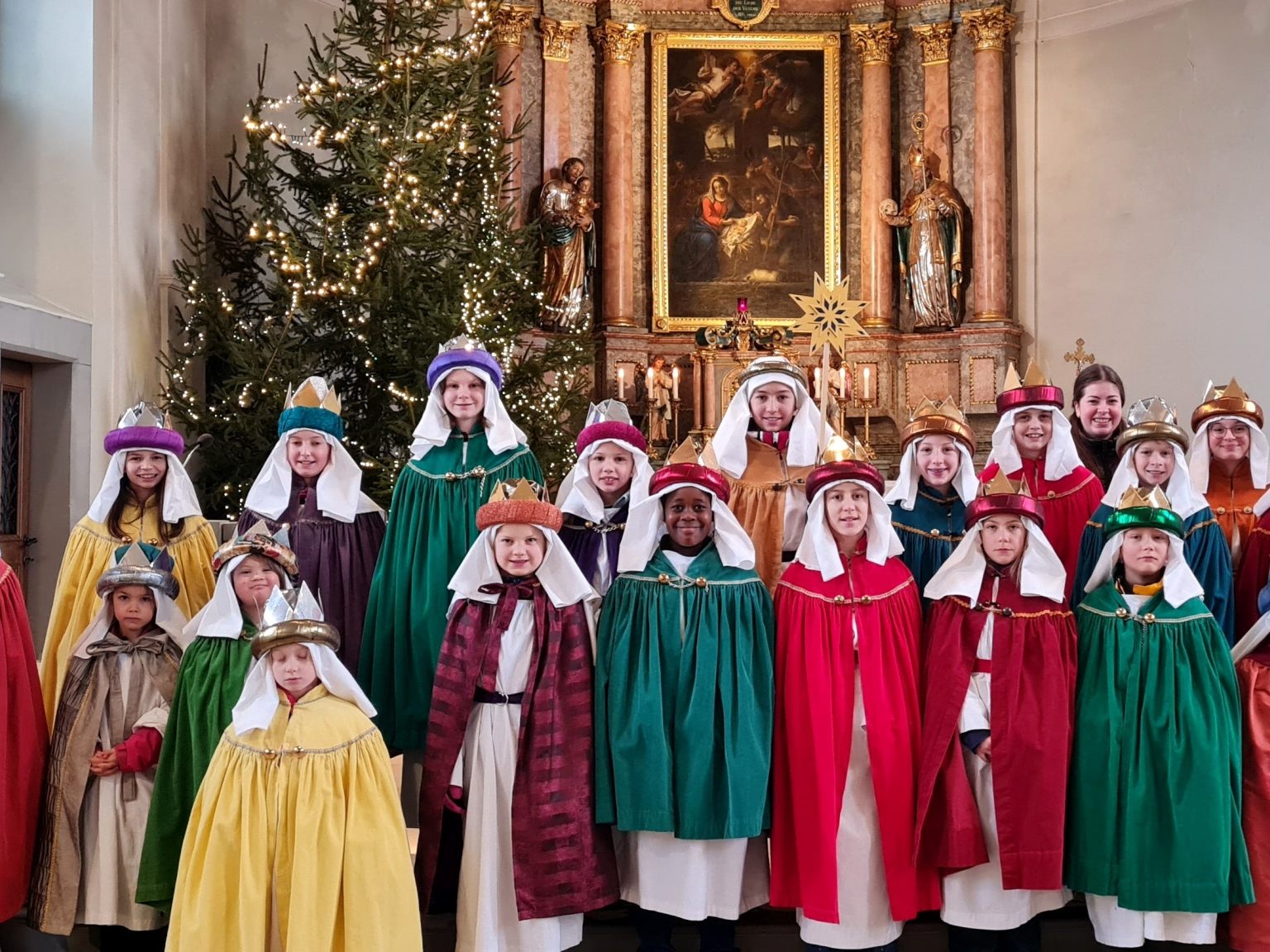 Die Sternsinger trugen auch in Lochau die weihnachtliche Friedensbotschaft und den Segen für das Jahr 2025 von Tür zu Tür und sammelten Spenden für verschiedene Hilfsprojekte in aller Welt. Die Sternsinger trugen auch in Lochau die weihnachtliche Friedensbotschaft und den Segen für das Jahr 2025 von Tür zu Tür und sammelten Spenden für verschiedene Hilfsprojekte in aller Welt.
