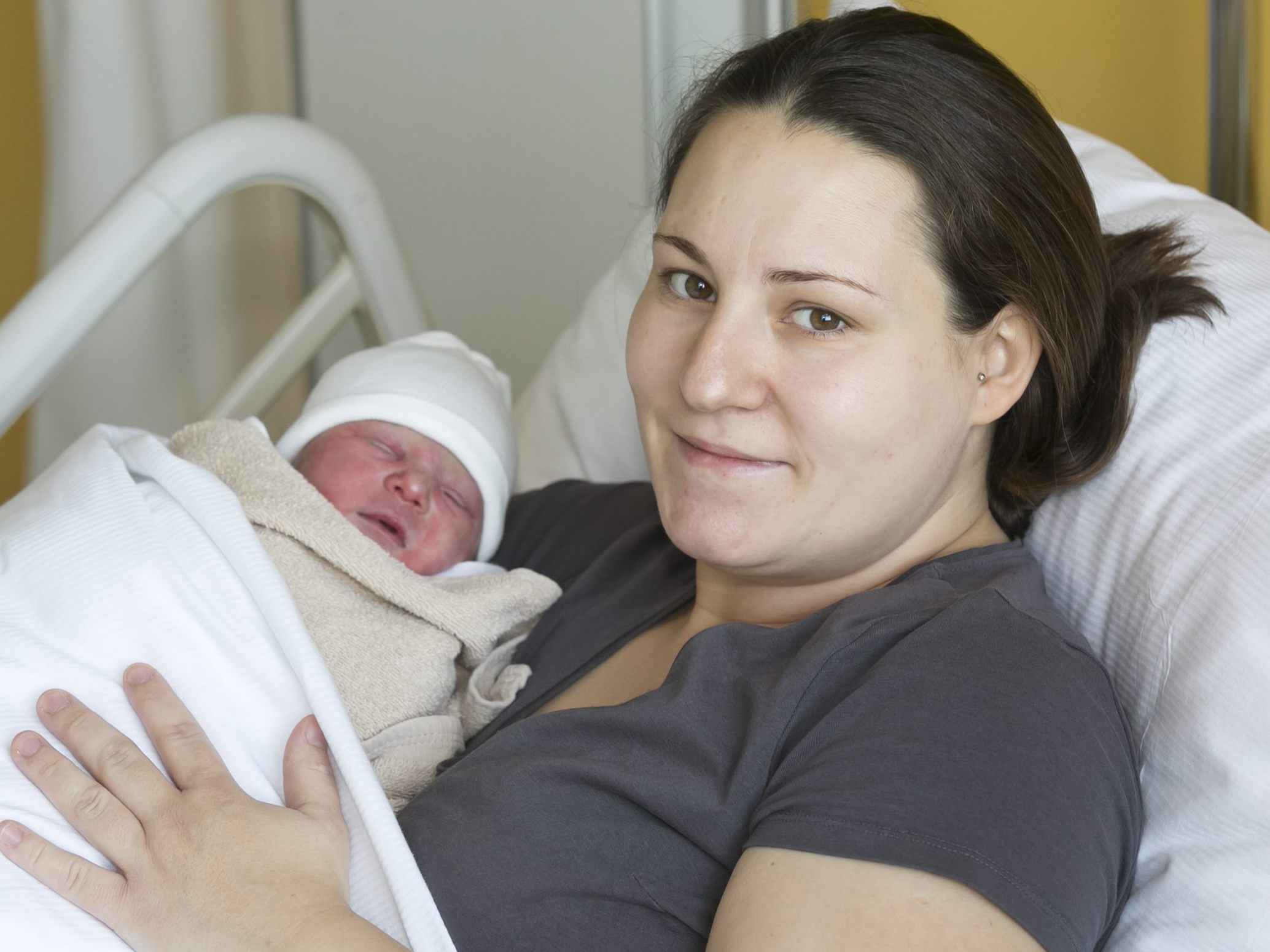 Vorarlbergs Neujahrsbaby Oskar mit Mama Jennifer.
