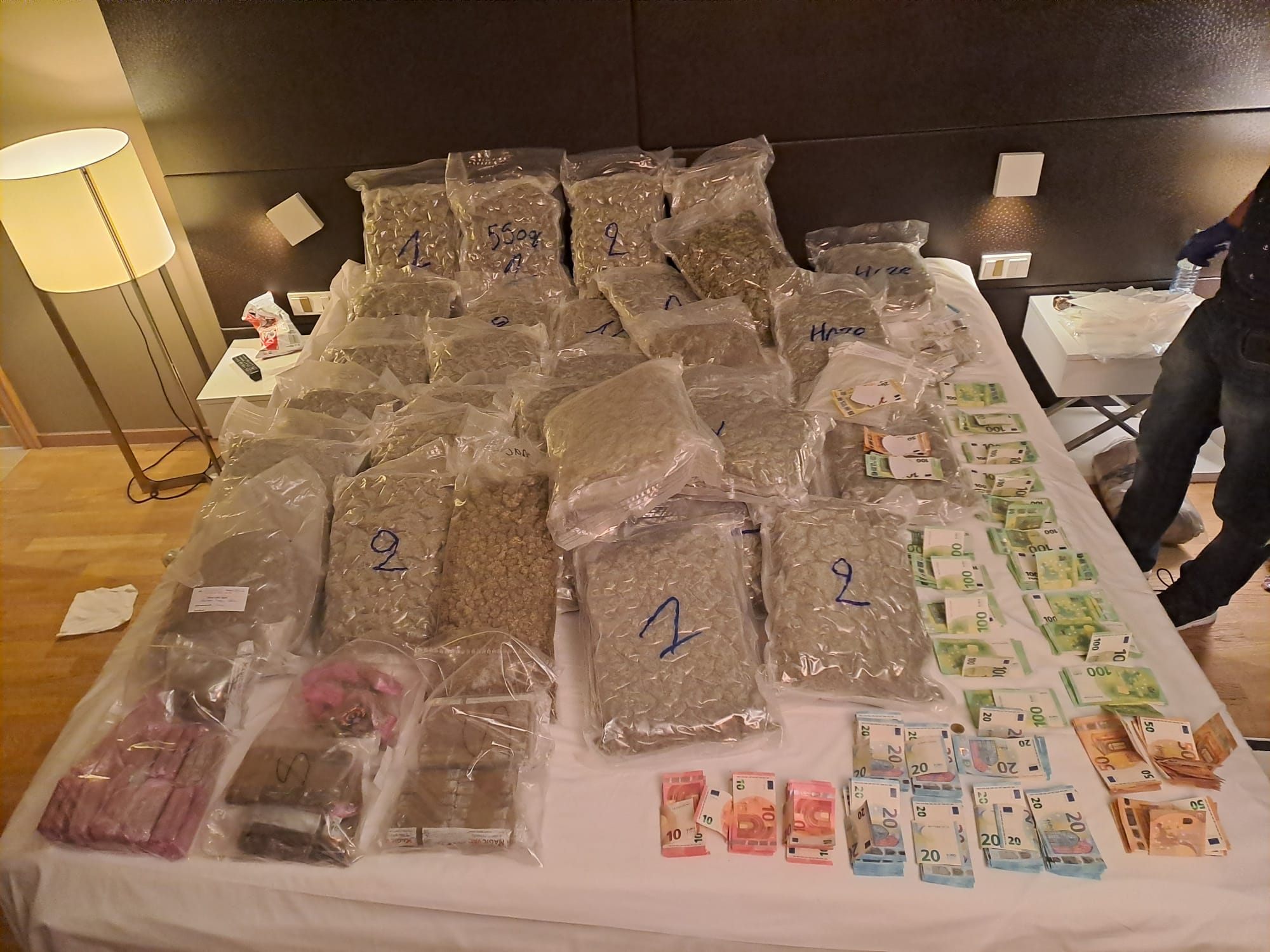 Die Polizei stellte zahlreiche Suchtmittel und Bargeld sicher. Die Polizei stellte zahlreiche Suchtmittel und Bargeld sicher.