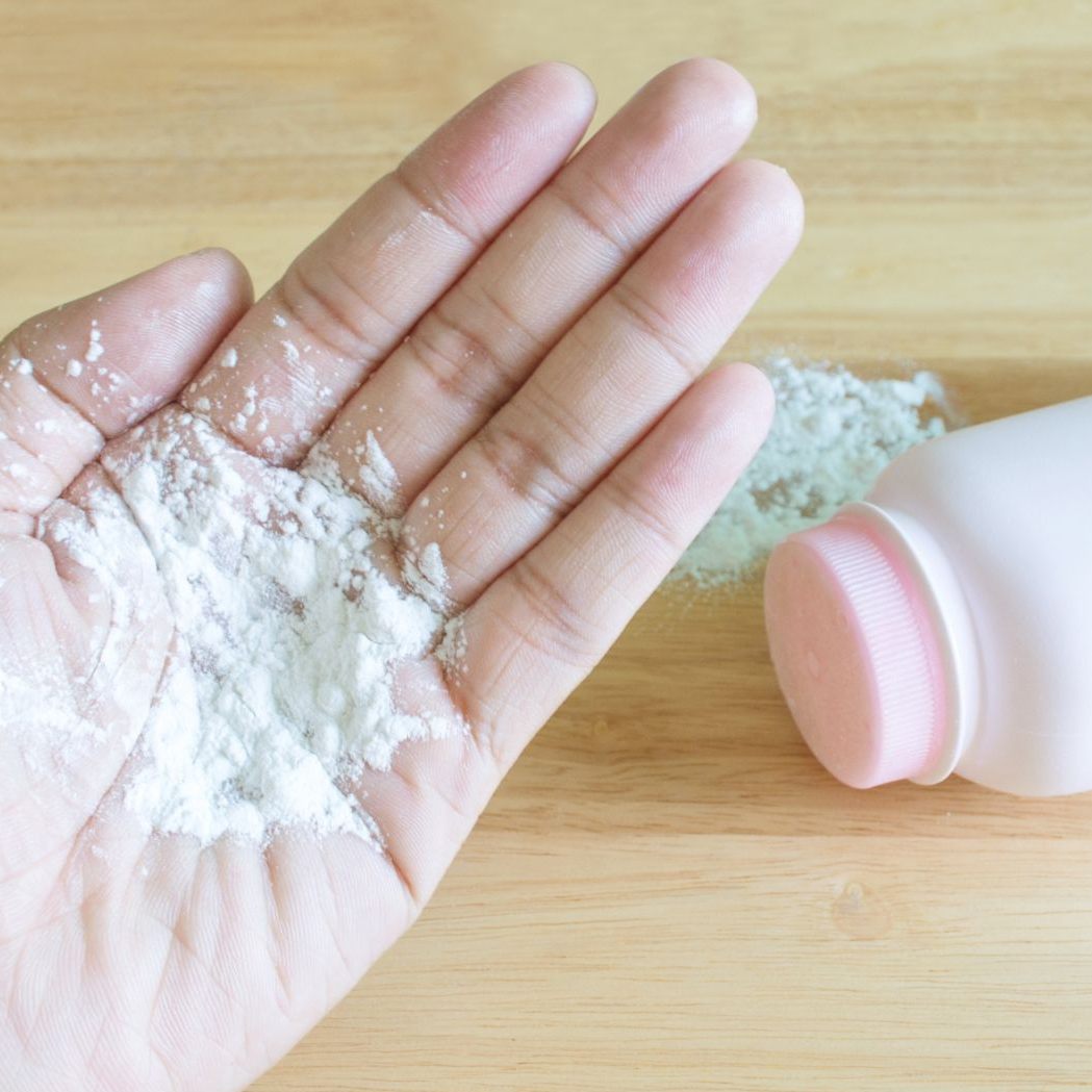 Action ruft einen Babypuder zurück.