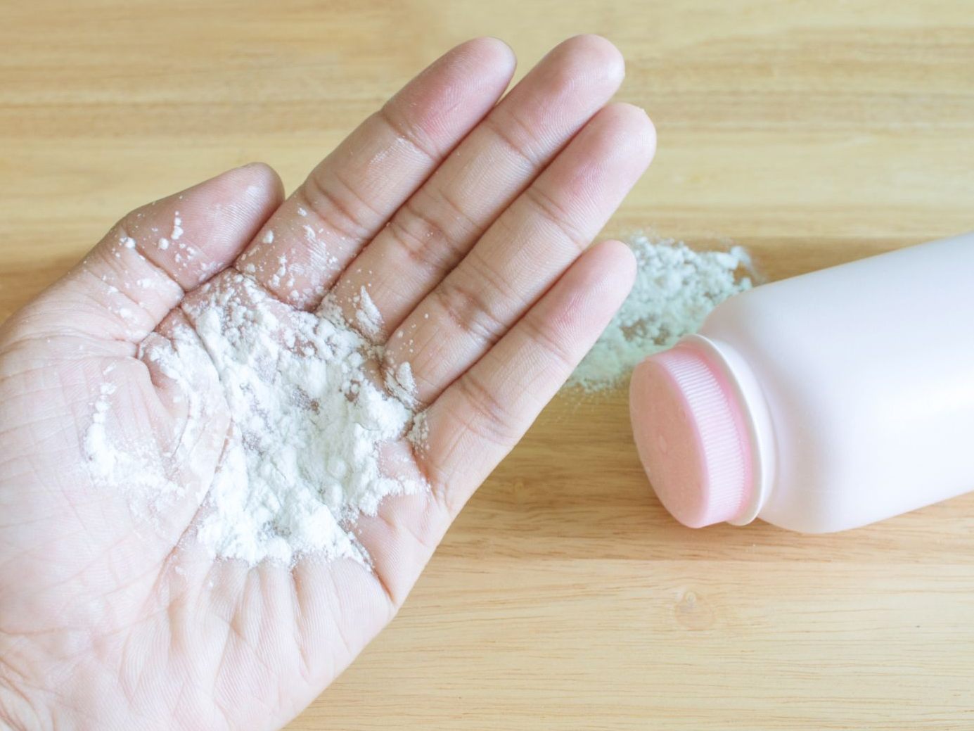 Action ruft einen Babypuder zurück.
