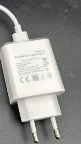 Gefahr eines elektrischen Schlags: Die Europäische Kommission und der VKI warnen vor diesem Huawei-USB-Ladegerät.