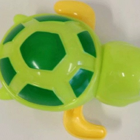 Wegen Erstickungsgefahr wird vor dieser Badespielzeug-Schildkröte gewarnt.
