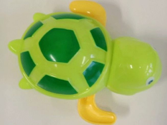 Wegen Erstickungsgefahr wird vor dieser Badespielzeug-Schildkröte gewarnt.