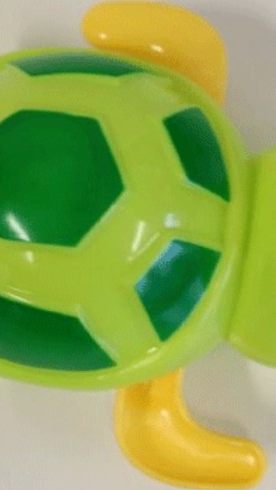 Wegen Erstickungsgefahr wird vor dieser Badespielzeug-Schildkröte gewarnt.