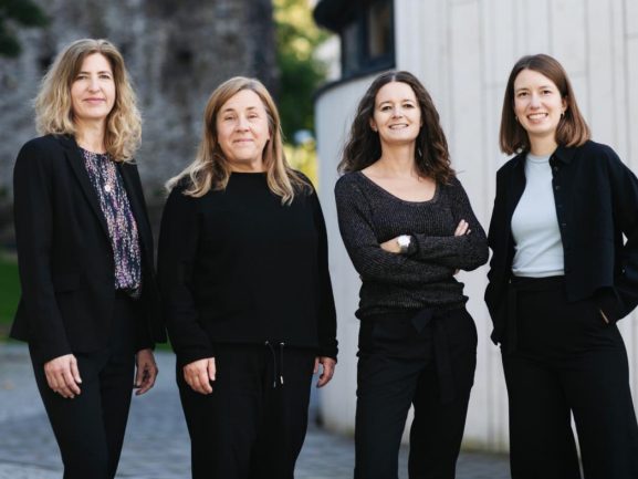 Team Lichtstadt von links nach rechts: Brigitte Theisen (Kommunikation), Andrea Möller (Kuratorin), Dagmar Fuchs (Geschäftsführerin), Sarah Kirsch (Produktion),