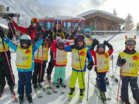 Im erfolgreichen Schikurs der sportlichen Schul-Kinder Im erfolgreichen Schikurs der sportlichen Schul-Kinder