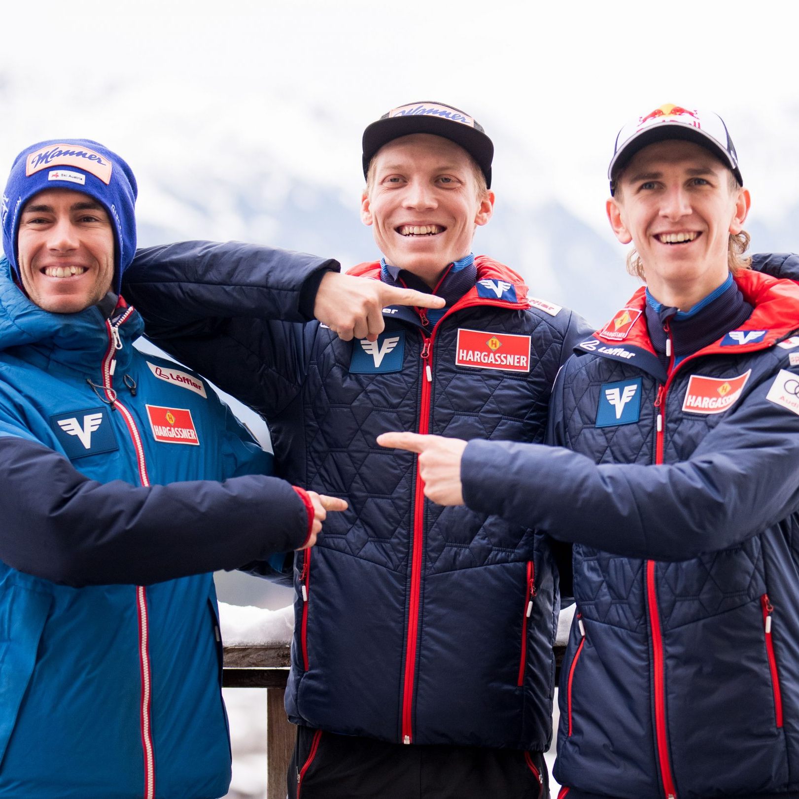 Stefan Kraft, Jan Hörl und Daniel Tschofenig (v.l.n.r.) sind nur durch 1,3 Punkte getrennt.