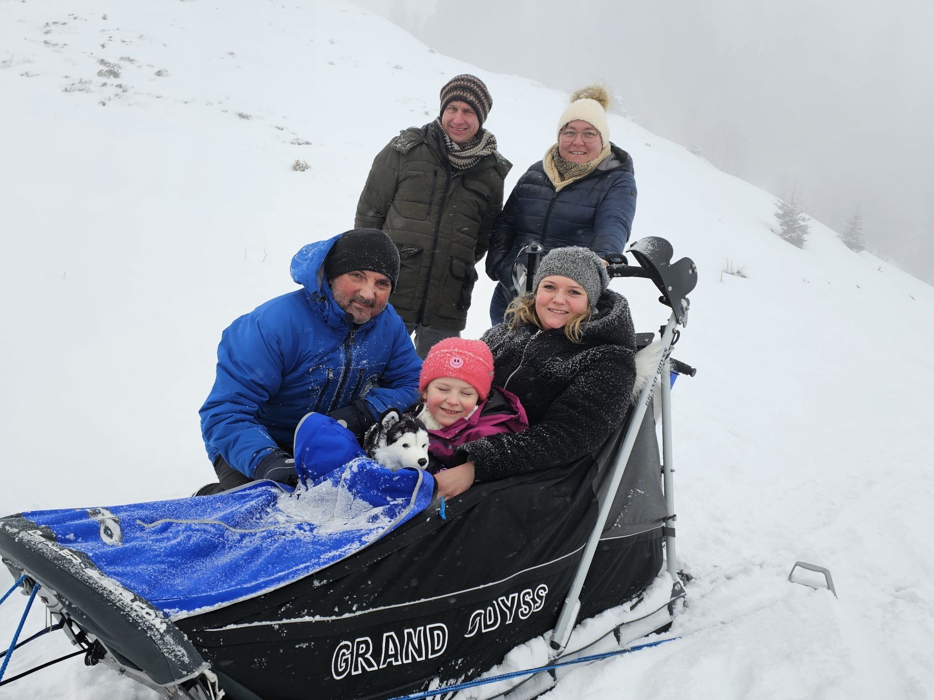 Andrea und Markus Münsch überbrachten "Husky Toni", auch stellvertretend für Dagmar Fijatkowski, die Spende direkt ins Husky-Camp an den Bürserberg.