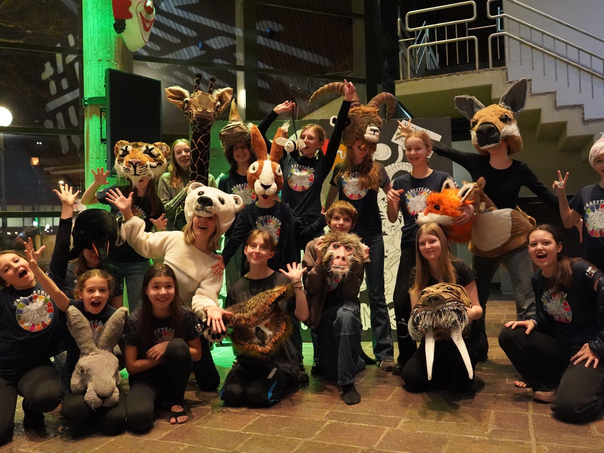 Das sind die Darsteller*innen hinter den Tiermasken. Das sind die Darsteller*innen hinter den Tiermasken.
