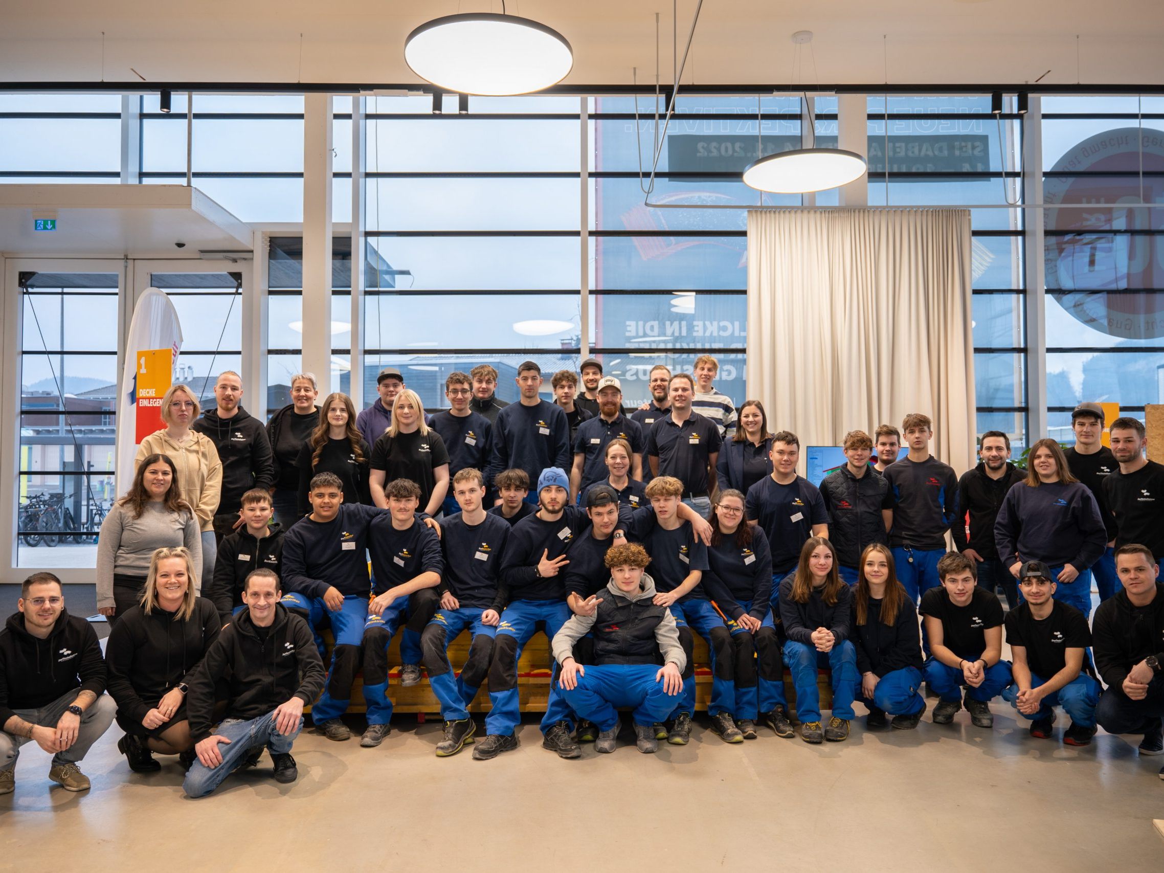 Teamfoto vom Dorfinstallateur und Dorfelektriker am Tag der offenen Lernwerkstatt Teamfoto vom Dorfinstallateur und Dorfelektriker am Tag der offenen Lernwerkstatt