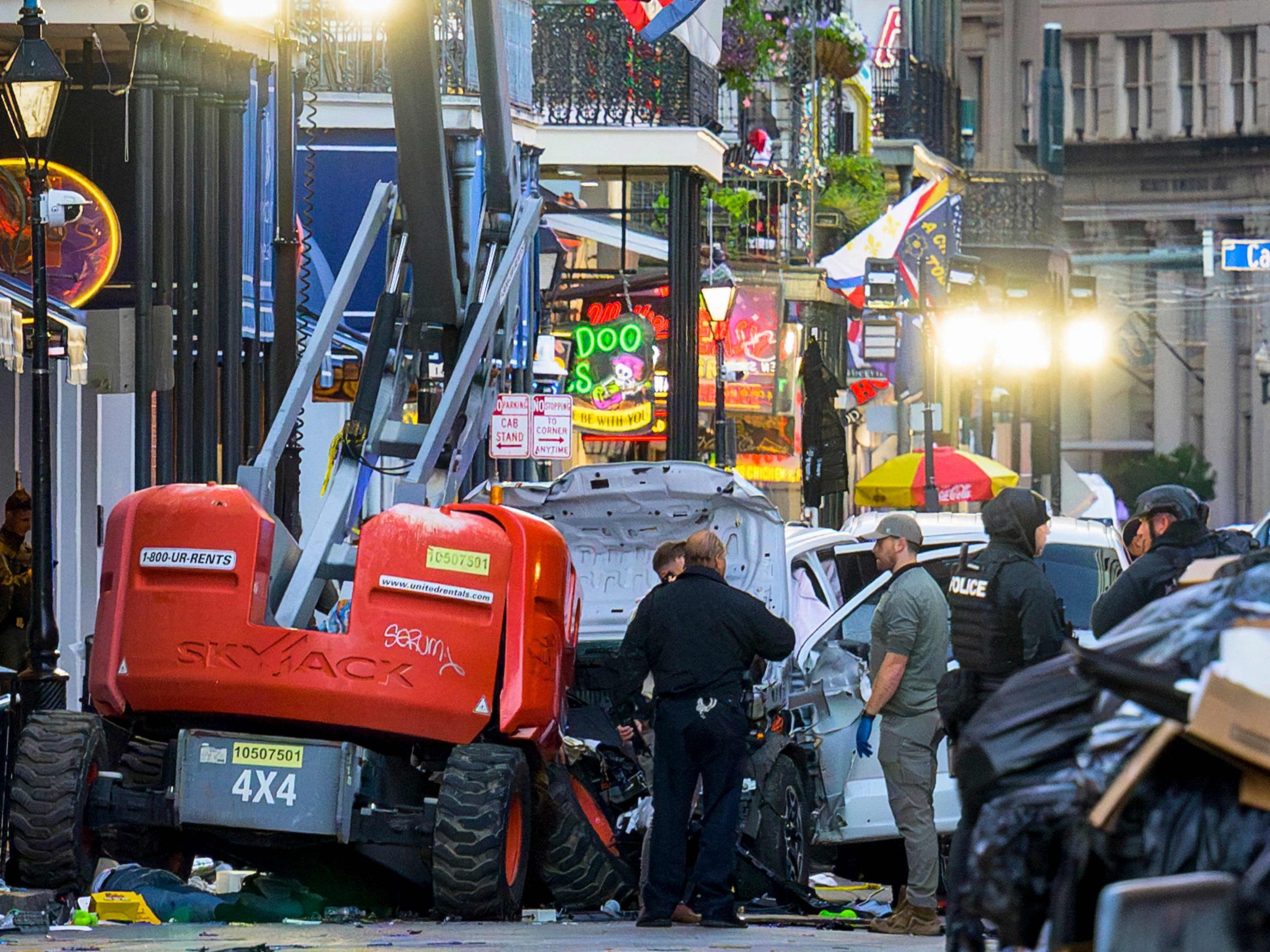 Der weiße Pickup-Truck raste in die Menschenmenge in New Orleans. Der weiße Pickup-Truck raste in die Menschenmenge in New Orleans.