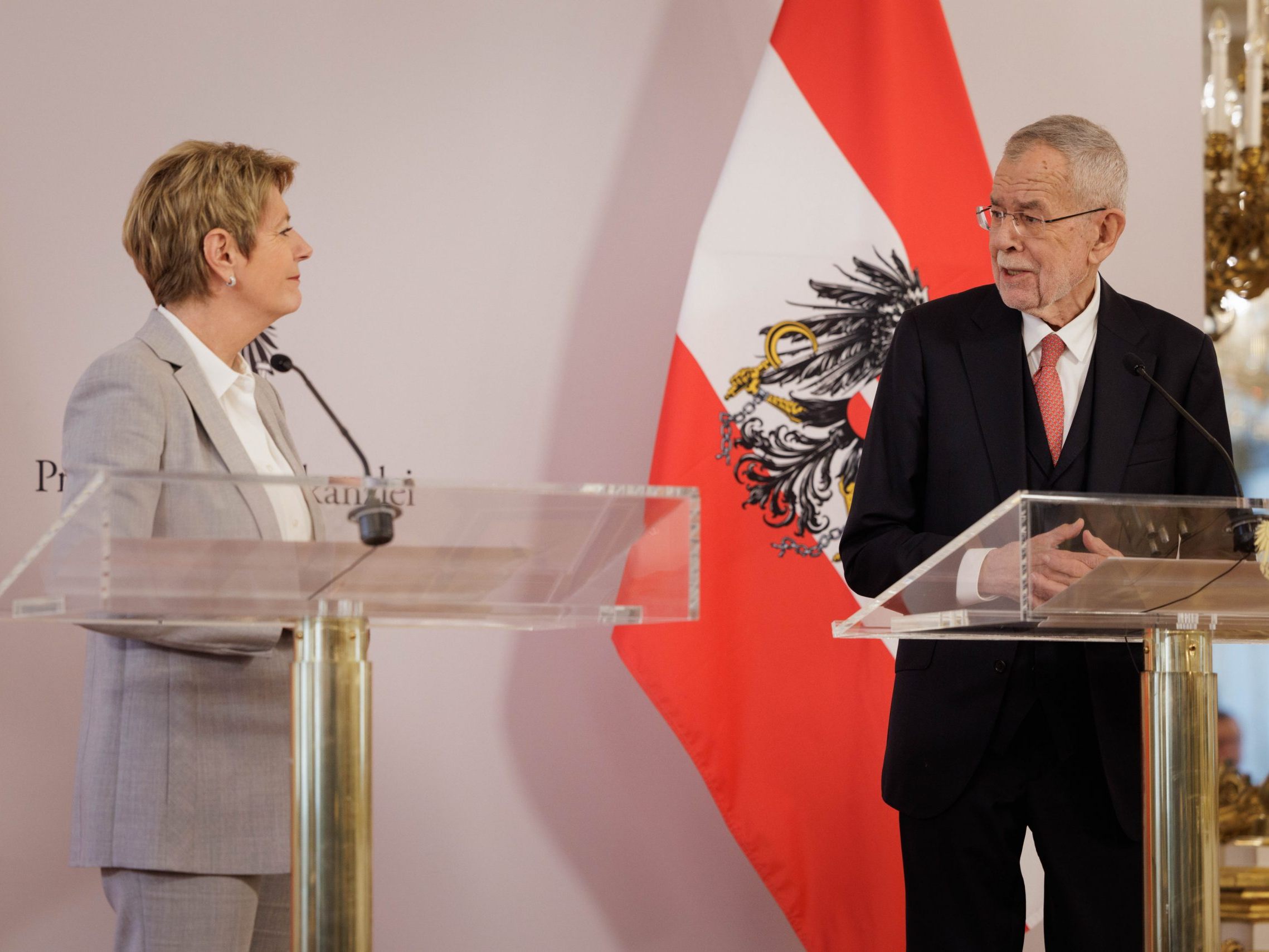 Die Schweizer Bundespräsidentin Karin Keller-Sutter und Bundespräsident Alexander Van der Bellen am Freitag, 17. Jänner 2025 in Wien. Die Schweizer Bundespräsidentin Karin Keller-Sutter und Bundespräsident Alexander Van der Bellen am Freitag, 17. Jänner 2025 in Wien.