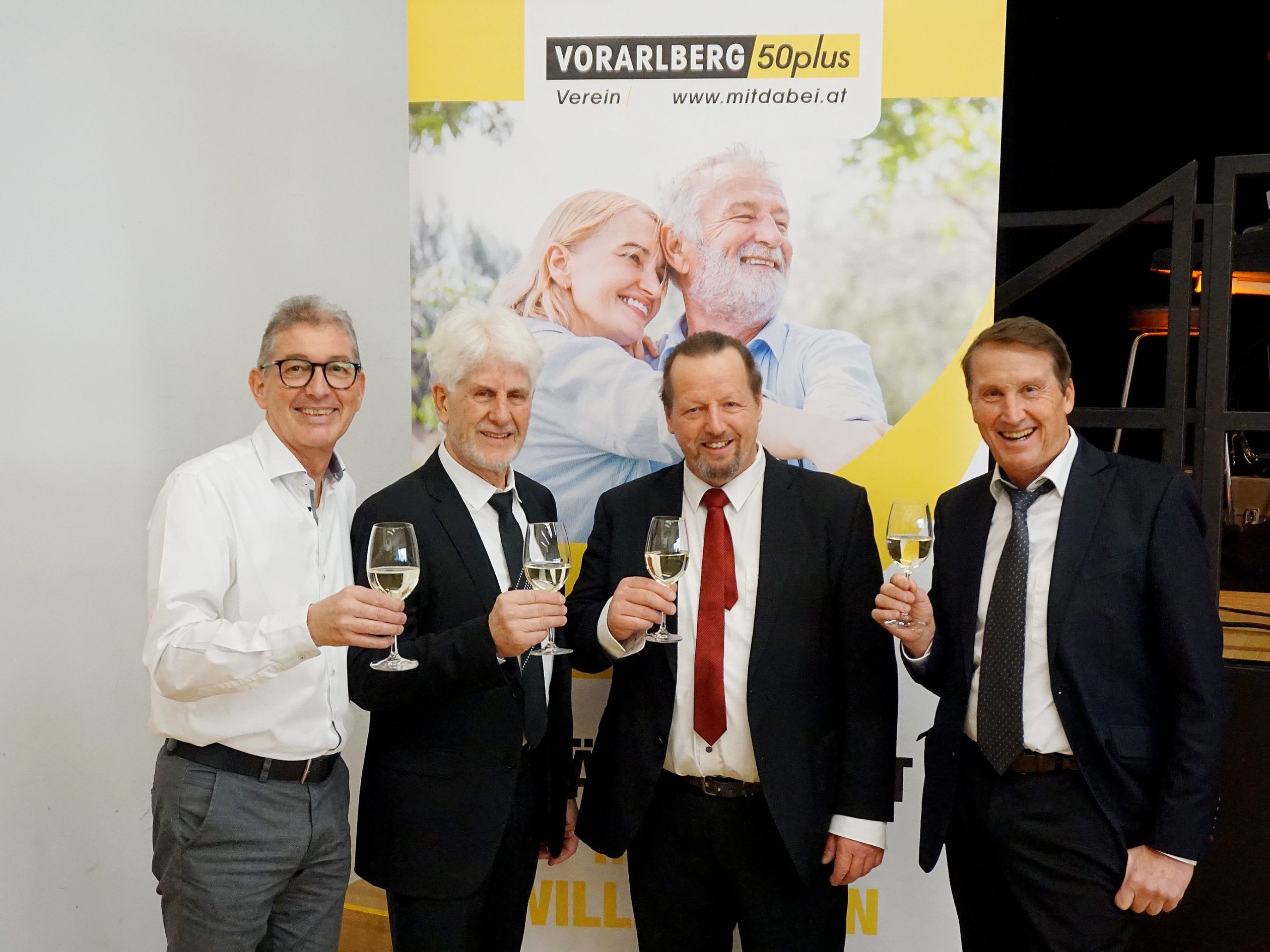 Die Musikgruppe H-G-H und Geschäftsfüher Franz Xaver Himmer begrüßten die Tanzfreunde beim Neujahrstanz von s´Ländle tanzt in Koblach Die Musikgruppe H-G-H und Geschäftsfüher Franz Xaver Himmer begrüßten die Tanzfreunde beim Neujahrstanz von s´Ländle tanzt in Koblach