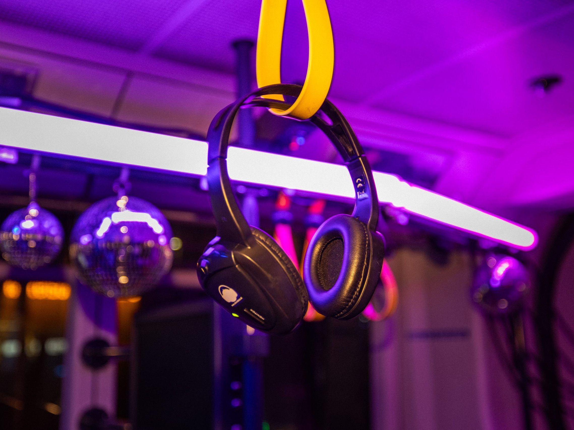 Die Silent Disco steigt an zwei Abenden in einer Bim am Ring.