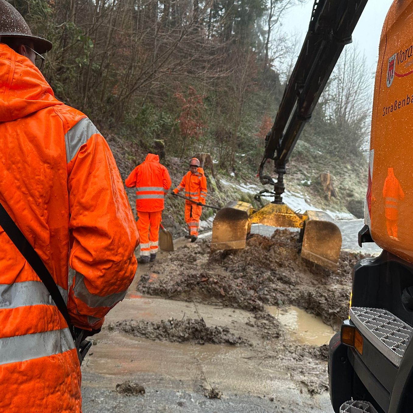 Schlamm und Geröll musste von der Straße befreit werden.