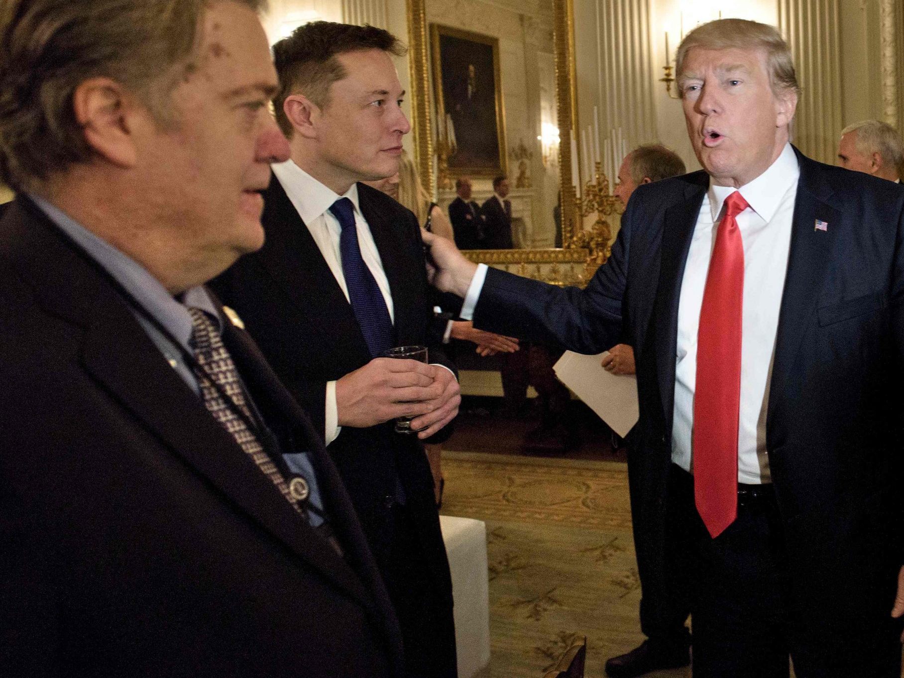 Steve Bannon, Elon Musk und Donald Trump.