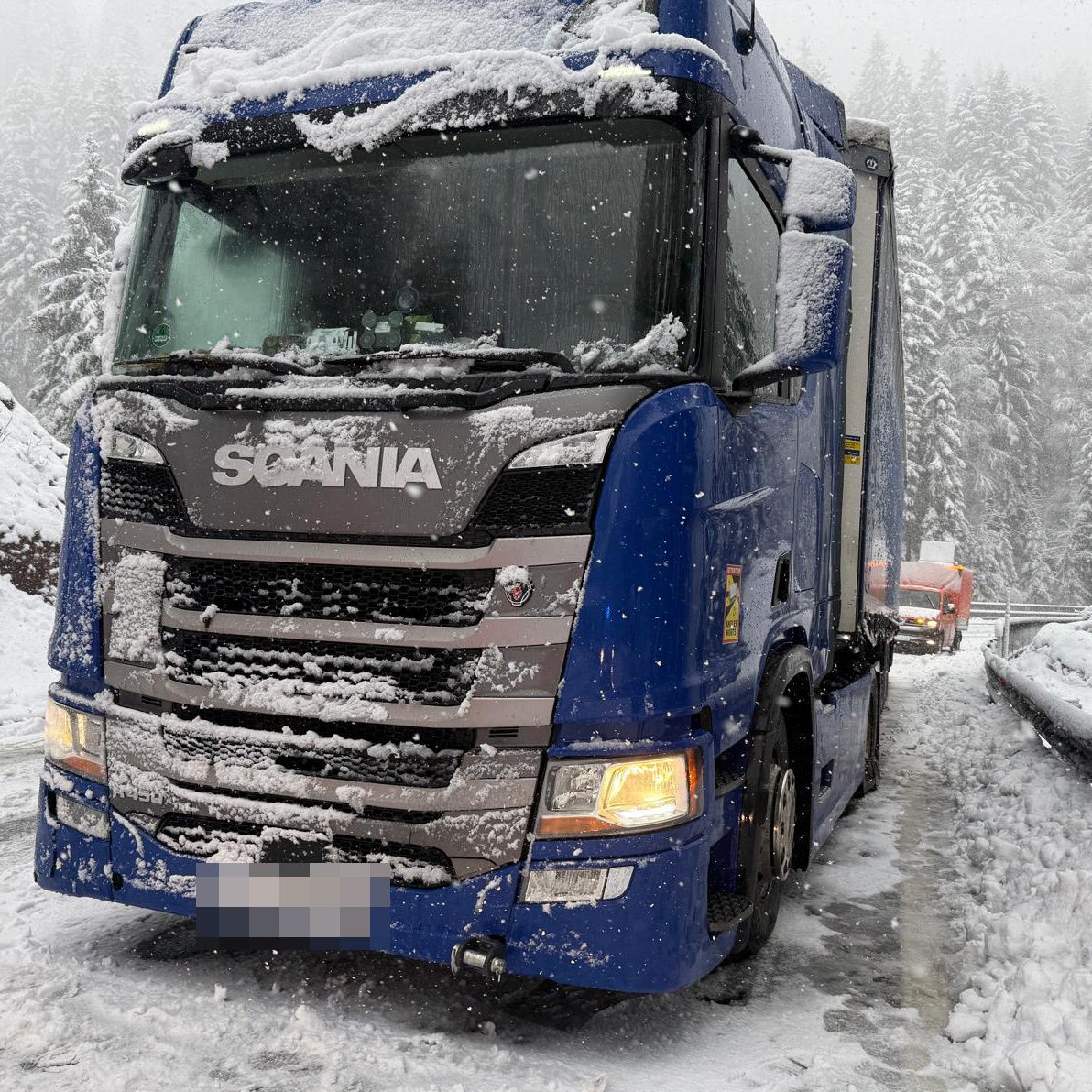 Der Fahrer aus Simbabwe erlebte seinen ersten Schnee und improvisierte Schneeketten.