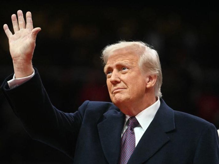 Trump hat die Entlassung von über 1.000 von Ex-Präsident Joe Biden ernannten Regierungsmitarbeitern angekündigt.