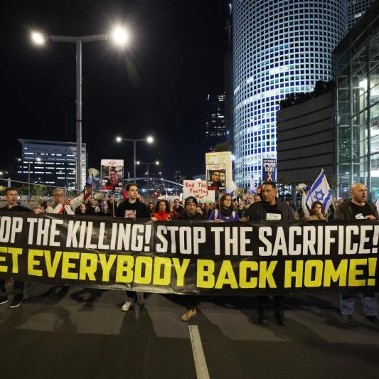 Die Hamas wirft Israel vor, entgegen der Vereinbarungen im Waffenruhe-Abkommen Güter wie Treibstoff, Zelte und schweres Gerät derzeit nicht in den Gazastreifen zu schicken.