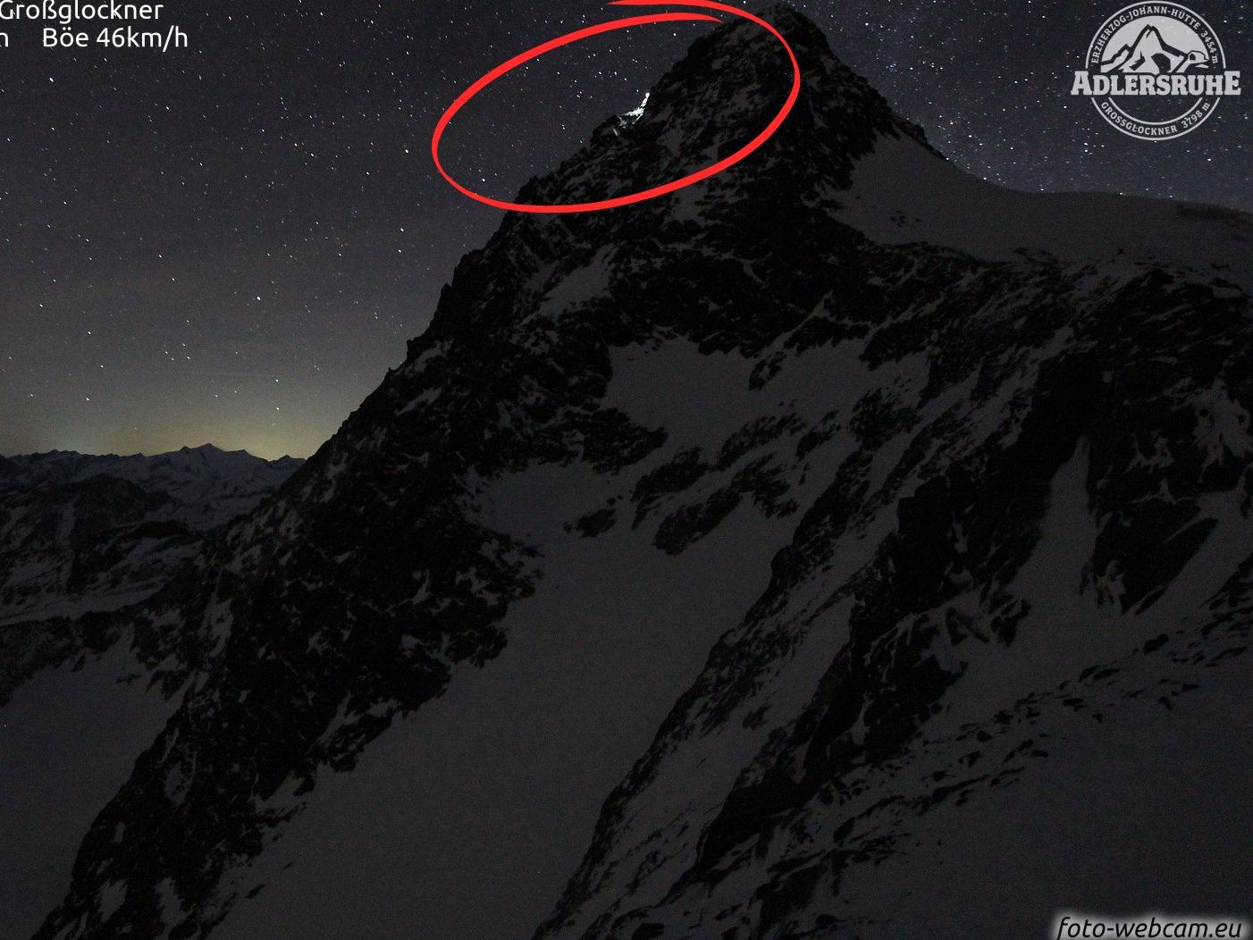 Auf Webcam-Bildern sind die Lichter der zwei in Not geratenen Alpinisten zu sehen.