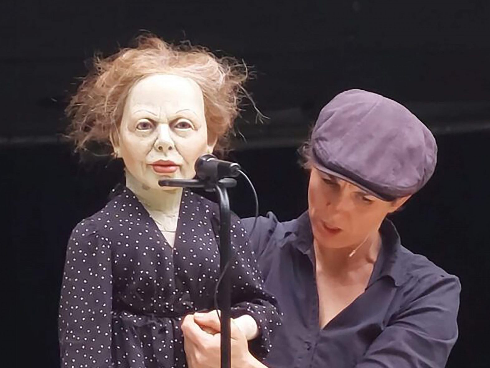 Ein inszeniertes Puppentheater, das anonymisierte Zeitzeugenberichte aus der NS-Zeit lebendig werden lässt.