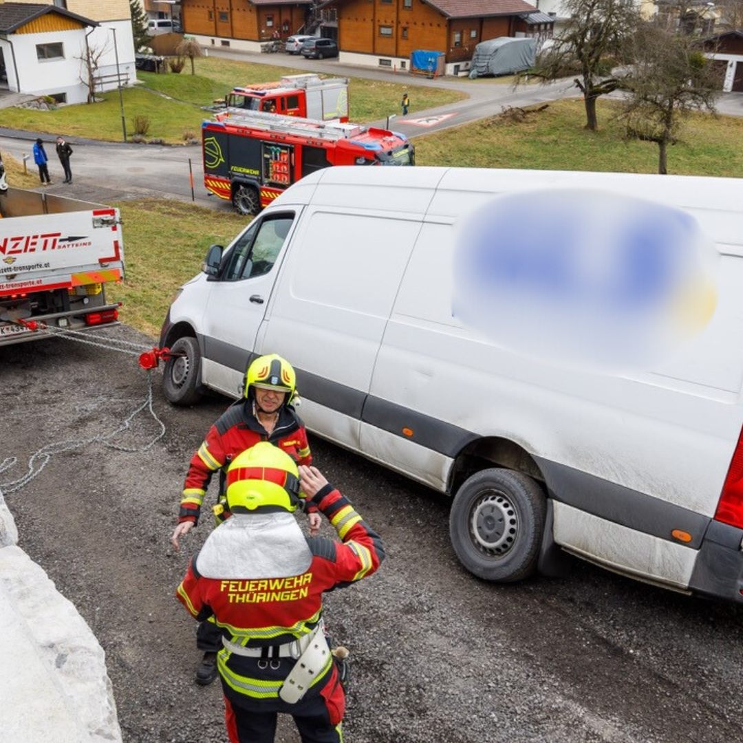 Der Kleinlaster drohte abzustürzen.