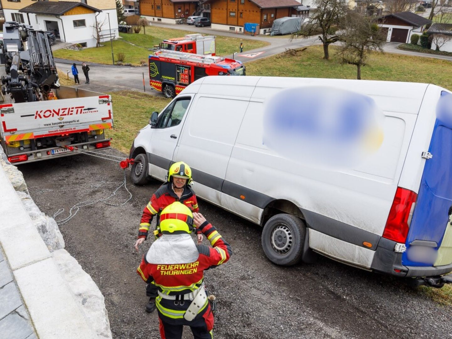 Der Kleinlaster drohte abzustürzen.