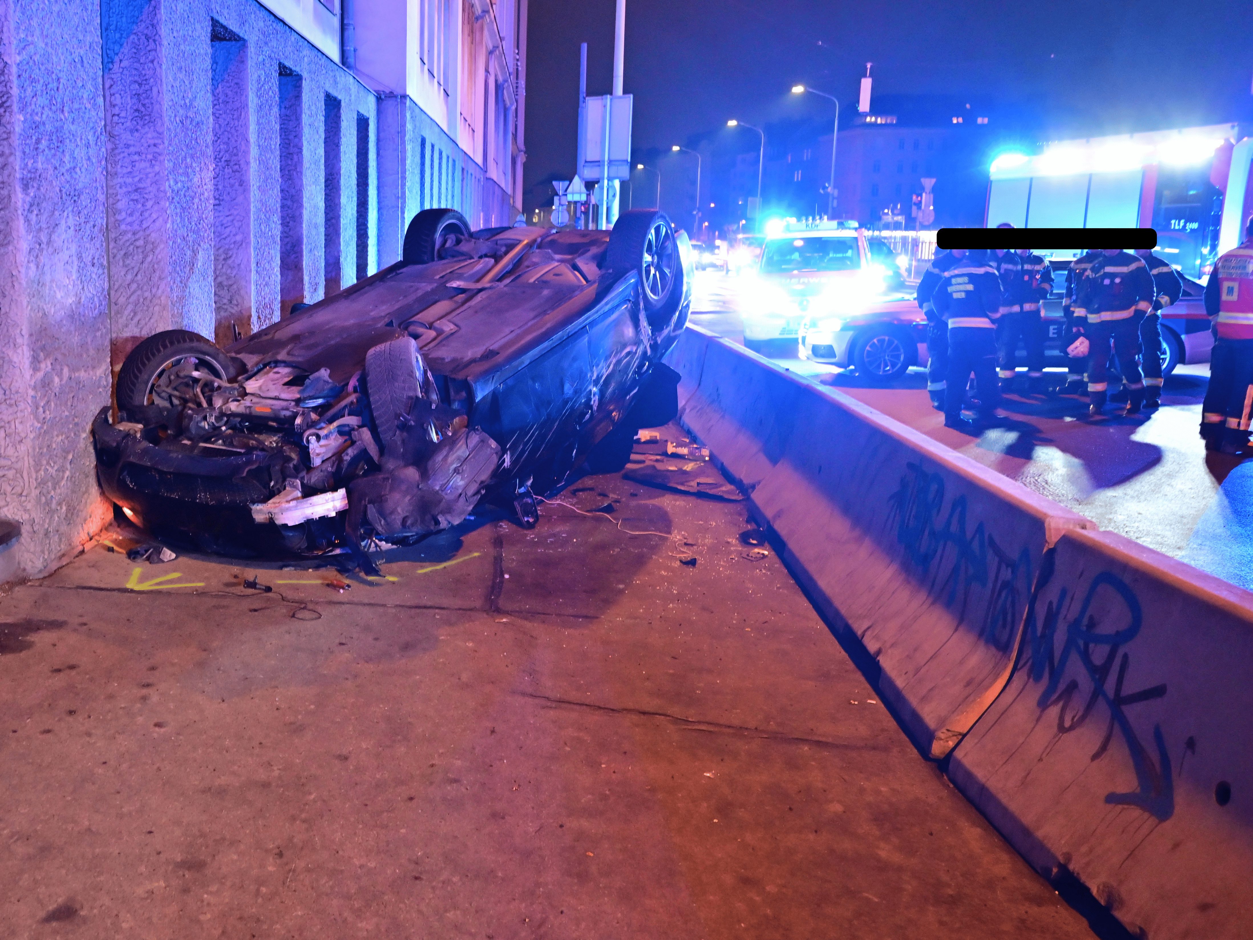 Drei Verletzte bei einem Verkehrsunfall in Wien. Drei Verletzte bei einem Verkehrsunfall in Wien.