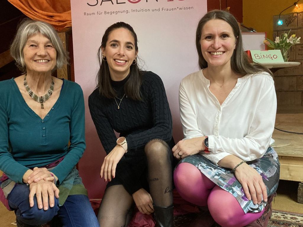 Vorstand (c) Salon 13 – vlnr.: Cassandra Frener, Caroline Heinzle, Birgit Häusle – nicht auf dem Bild: Klara Büchele-Ujunwa, Hildegund Engstler Vorstand (c) Salon 13 – vlnr.: Cassandra Frener, Caroline Heinzle, Birgit Häusle – nicht auf dem Bild: Klara Büchele-Ujunwa, Hildegund Engstler