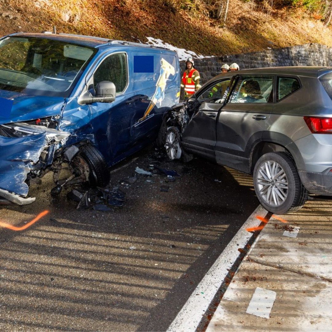 Pkw-Lenker ins Krankenhaus geflogen