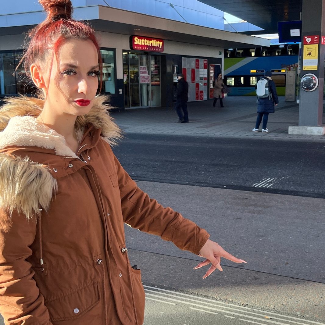 Ana war am Montagabend dabei, als es erneut zu einem Vorfall mit einem Messer am Bahnhof Dornbirn kam.