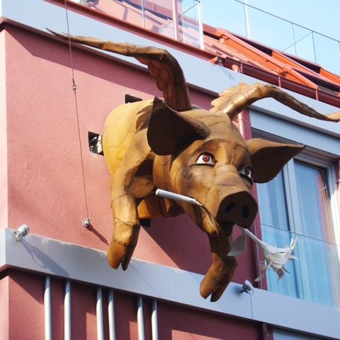 Ein geflügeltes Glücksschwein des Künstlers Attersee ziert nun ein neues Wiener Wohnhaus.