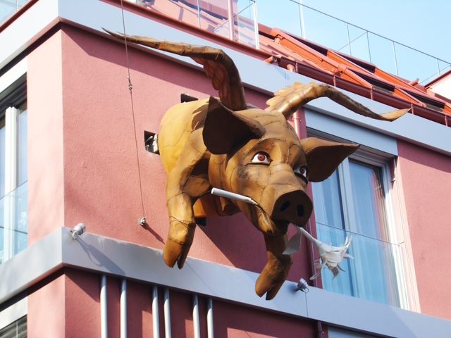 Ein geflügeltes Glücksschwein des Künstlers Attersee ziert nun ein neues Wiener Wohnhaus. Ein geflügeltes Glücksschwein des Künstlers Attersee ziert nun ein neues Wiener Wohnhaus.