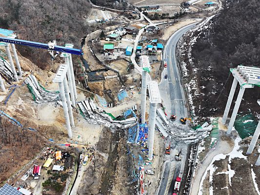 Tote und Verletzte bei Unglück auf einer Autobahn-Baustelle Tote und Verletzte bei Unglück auf einer Autobahn-Baustelle
