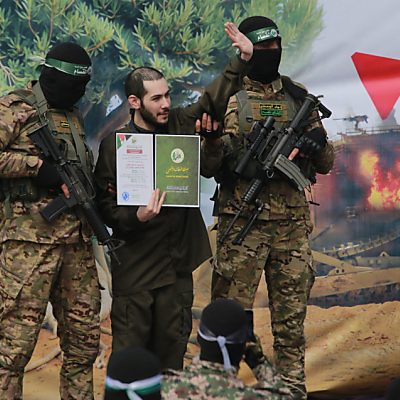 Israel hatte in der Nacht auf Sonntag mitgeteilt, die im Waffenruhe-Abkommen mit der Hamas vorgesehene Entlassung palästinensischer Häftlinge werde vorerst ausgesetzt.