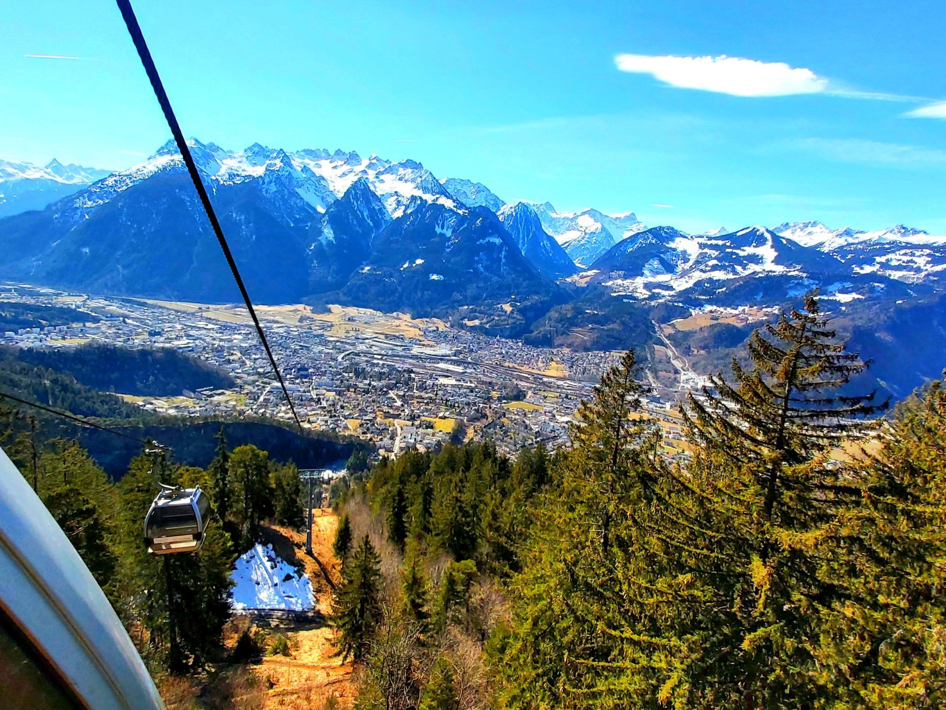 Freitag, Samstag Sonntag Betrieb der Muttersberg Seilbahn und dem Alpengasthof bei Bludenz-Nüziders.