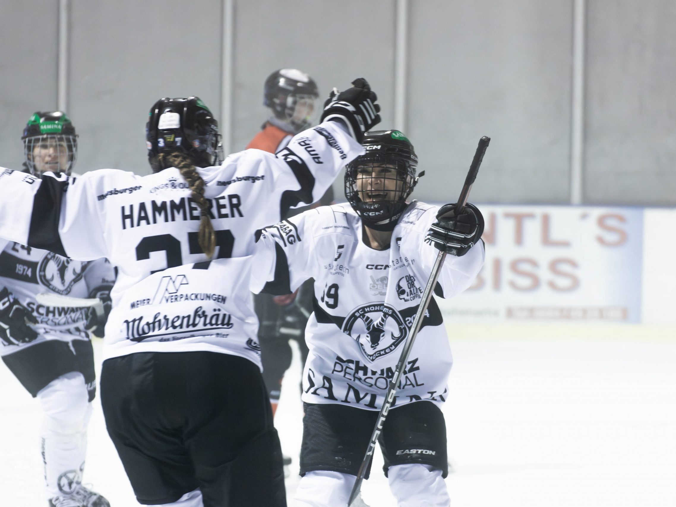 Jubel bei den Emser Hockeydamen nach dem Derbysieg gegen Innsbruck.