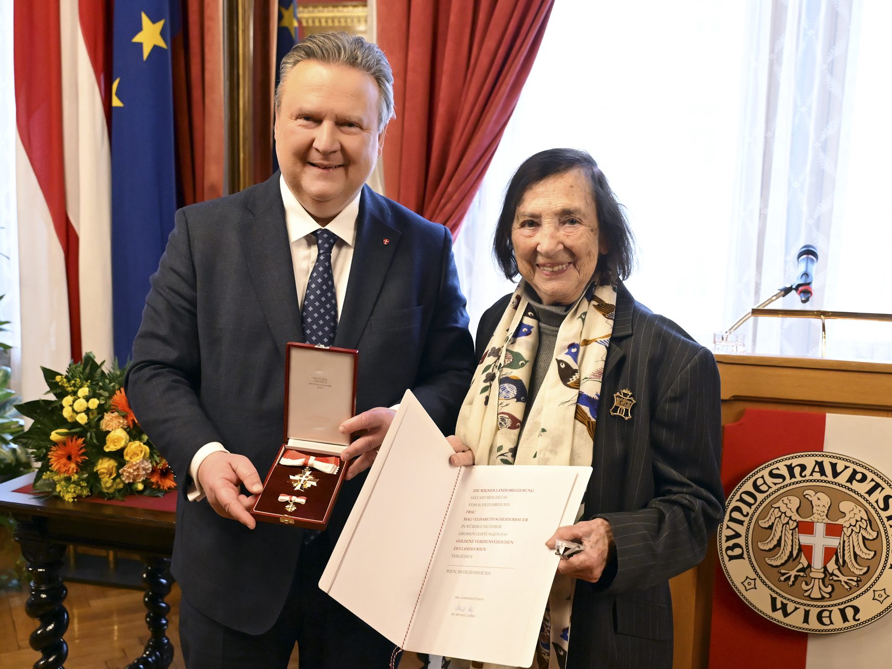 Elisabeth Scheiderbauer wurde mit dem Goldenem Verdienstzeichen des Landes Wien geehrt. Elisabeth Scheiderbauer wurde mit dem Goldenem Verdienstzeichen des Landes Wien geehrt.